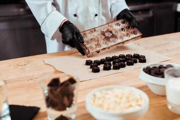 Messa Fuoco Selettiva Cioccolatiere Possesso Ghiacciaia Vicino Caramelle Cioccolato Preparate — Foto Stock