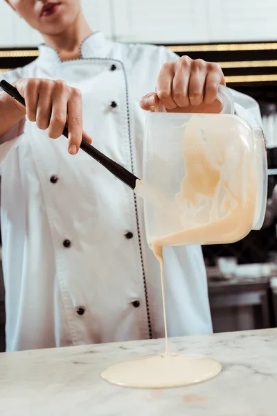 Vista Recortada Chocolatero Verter Chocolate Blanco Derretido Superficie Mármol — Foto de Stock