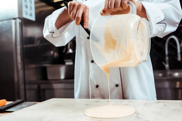 Vista Cortada Chocolatier Com Espátula Derramando Chocolate Branco Derretido Superfície — Fotografia de Stock