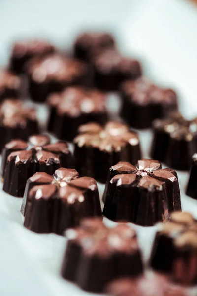 把新鲜美味的巧克力糖果放在盘子里 — 图库照片