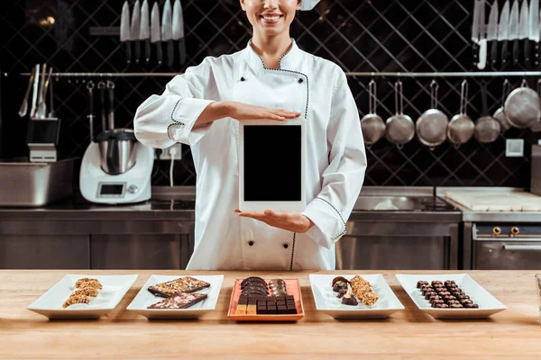 Vista Recortada Chocolatero Alegre Celebración Tableta Digital Con Pantalla Blanco — Foto de Stock