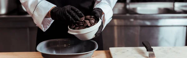 Plano Panorámico Chocolatero Guantes Látex Añadiendo Chips Chocolate Negro Tazón — Foto de Stock