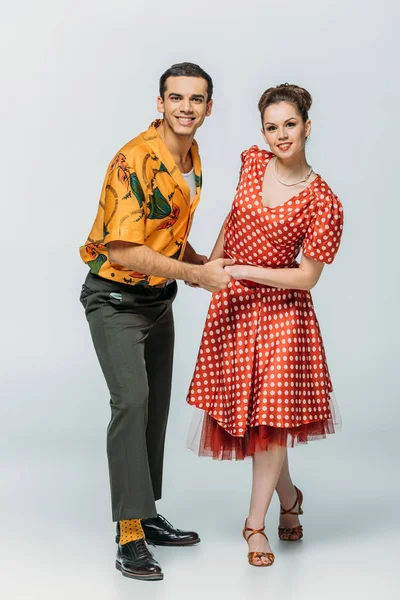 Eleganta Dansare Hålla Händer Medan Dansar Boogie Woogie Grå Bakgrund — Stockfoto