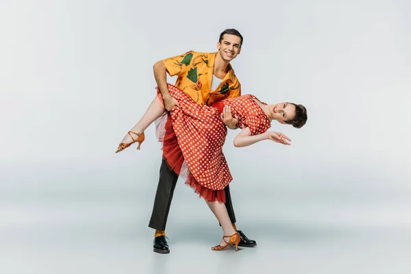 Dançarino Elegante Parceiro Apoio Enquanto Dança Boogie Woogie Fundo Cinza — Fotografia de Stock