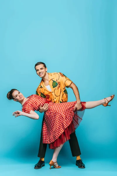 Glimlachende Dansers Kijken Naar Camera Terwijl Dansen Boogie Woogie Blauwe — Stockfoto