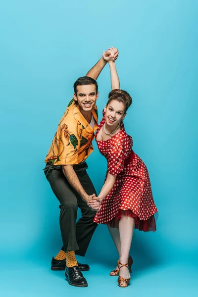 Dançarinos Elegantes Mãos Dadas Enquanto Dançam Boogie Woogie Fundo Azul — Fotografia de Stock