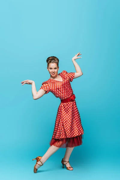 Beautiful Dancer Looking Camera While Dancing Boogie Woogie Blue Background — Stock Photo, Image