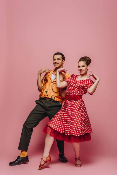 Elegantes Bailarines Mirando Cámara Mientras Bailan Boogie Woogie Sobre Fondo — Foto de Stock