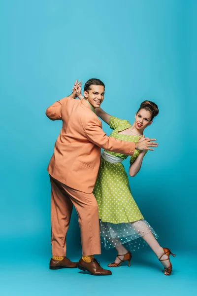 Cheerful Dancers Looking Camera While Dancing Boogie Woogie Blue Background — Stock Photo, Image