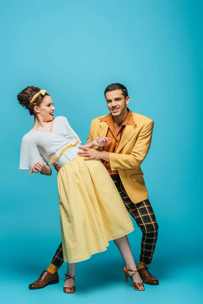 Dançarina Sorrindo Menina Apoio Enquanto Dança Boogie Woogie Fundo Azul — Fotografia de Stock