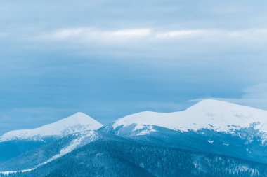 Karlı dağların manzarası ve bulutlu gökyüzü