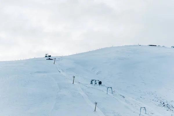 Scenic View Snowy Mountain Gondola Lift White Fluffy Clouds — Stock Photo, Image