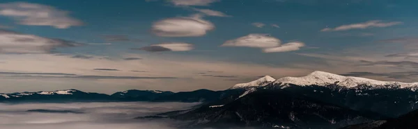Festői Kilátás Havas Hegyek Fehér Bolyhos Felhők Este Panoráma Lövés — Stock Fotó