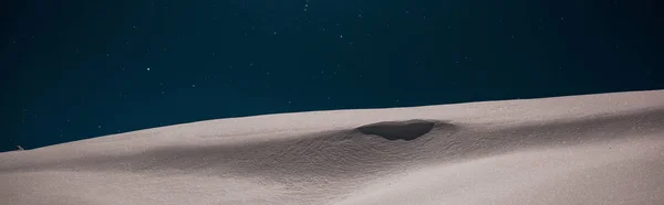 Vista Panorámica Montaña Cubierta Nieve Blanca Pura Contra Cielo Estrellado — Foto de Stock