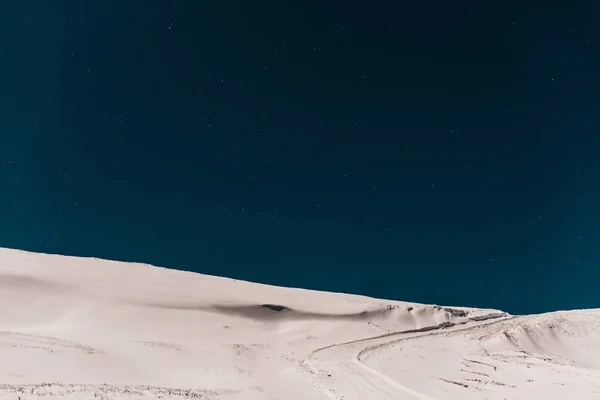 Naturskøn Udsigt Bjerget Dækket Med Ren Sne Mod Mørkeblå Himmel - Stock-foto