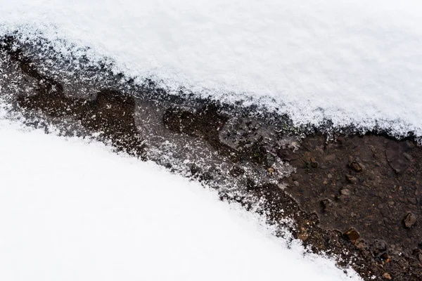 Fjellbekk Som Flyter Gjennom Hvit Snø – stockfoto