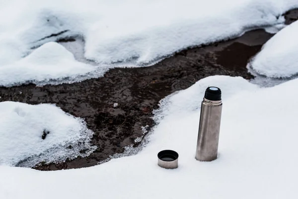 Vacuum Flask Snow Flowing Mountain Stream — Stock Photo, Image