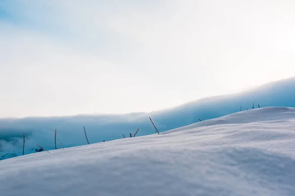 Güneşli Bir Günde Karla Kaplı Dağların Manzarası — Stok fotoğraf