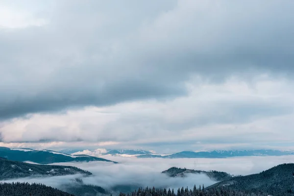Vista Panorâmica Montanhas Nevadas Com Nuvens Brancas Fofas — Fotografia de Stock