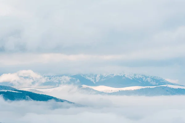 Vista Panorámica Las Montañas Nevadas Las Nubes Esponjosas Blancas — Foto de Stock