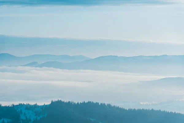 Vista Panorámica Montañas Nevadas Con Pinos Blancas Nubes Esponjosas — Foto de Stock