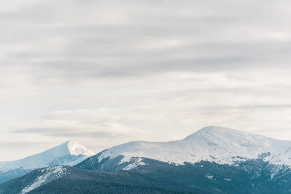 Schilderachtig Uitzicht Besneeuwde Bergen Witte Pluizige Wolken — Stockfoto