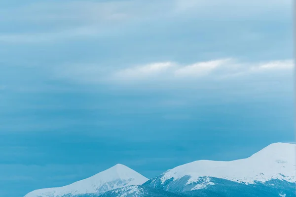 Vacker Utsikt Över Snöiga Berg Med Vit Molnig Himmel — Stockfoto