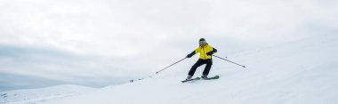 Beyaz kar üzerinde kayak yapan sporcunun panoramik görüntüsü 