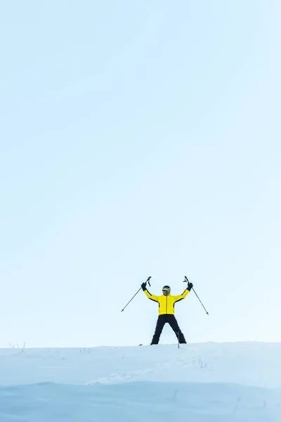 Σκιέρ Κράνος Κρατώντας Μπαστούνια Ενώ Στέκεται Στο Χιόνι Στα Βουνά — Φωτογραφία Αρχείου