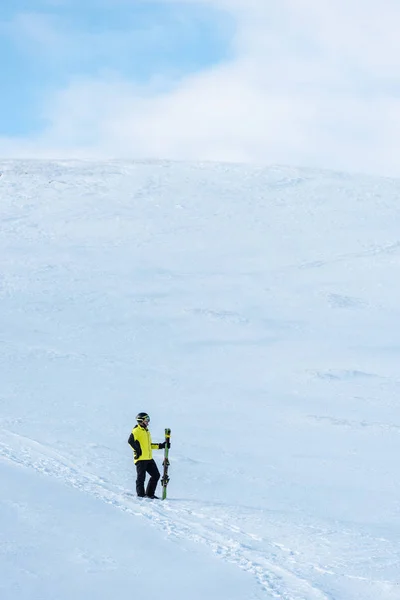 Sporter Helm Staand Met Skisticks Witte Sneeuw Bergen — Stockfoto