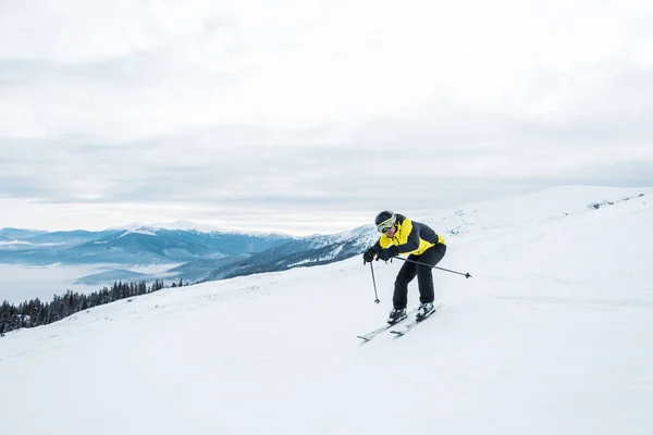 Desportista Segurando Paus Esqui Esqui Encosta Branca Nas Montanhas — Fotografia de Stock