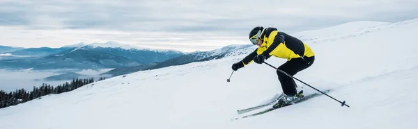 Colpo Panoramico Atleta Che Scia Montagna — Foto Stock