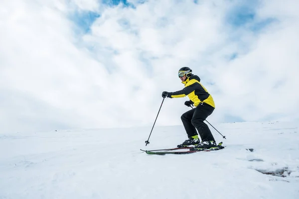 戴着头盔和护目镜在斜坡上滑雪的运动员 — 图库照片