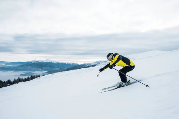 Kasklı Gözlüklü Bir Sporcu Yamaçta Kayak Yapıyor — Stok fotoğraf