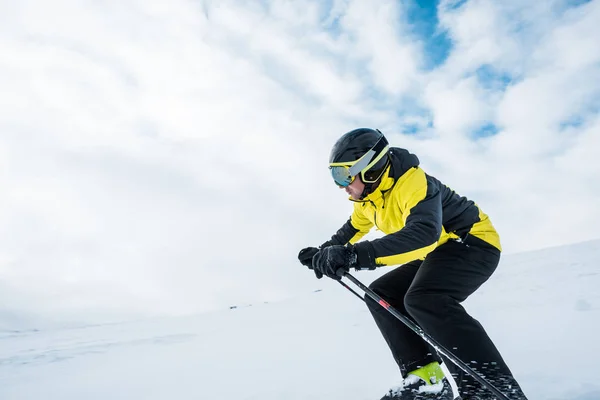 Sportsman Helmet Skiing Slope Wintertime — Stock Photo, Image