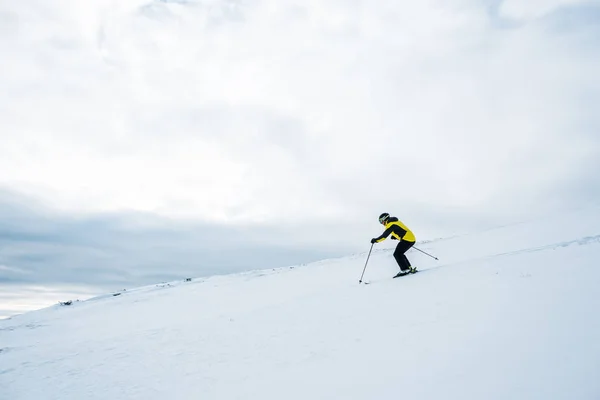 Sportler Mit Helm Winter Ski Fahren — Stockfoto