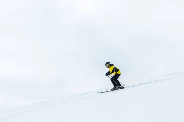 Αθλητής Στο Κράνος Κρατώντας Μπαστούνια Του Σκι Ενώ Σκι Στο — Φωτογραφία Αρχείου