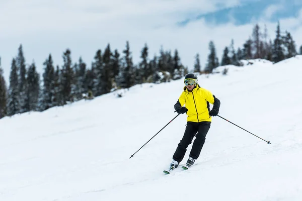 Skieur Casque Tenant Des Bâtons Skiant Sur Pente Montagne — Photo