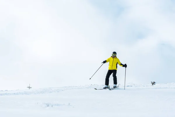 Sportsman Helmet Holding Sticks Skiing Slope Snow Mountains — Stock Photo, Image