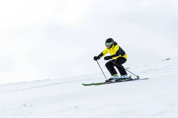 Αθλητής Κράνος Και Γυαλιά Σκι Στην Πλαγιά Χειμώνα — Φωτογραφία Αρχείου