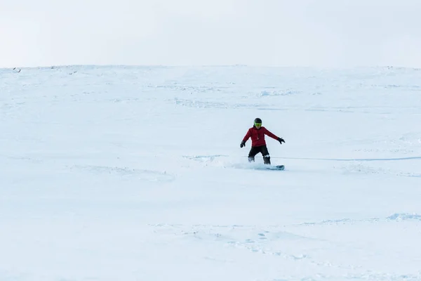 Kasklı Snowboardcu Dışarıda Beyaz Karla Yamaçta Geziyor — Stok fotoğraf