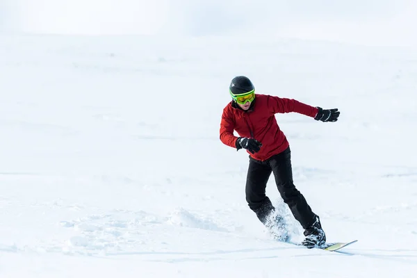 Snowboarder Atletico Casco Occhialini Gesticolando Mentre Pedala Sul Pendio Esterno — Foto Stock