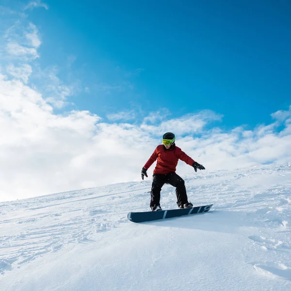 Snowboarder Capacete Montando Encosta Contra Céu Azul — Fotografia de Stock