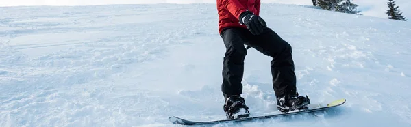 Tiro Panorâmico Snowboarder Montando Encosta Inverno — Fotografia de Stock