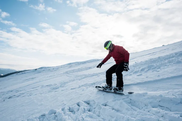 Snowboardos Lovaglás Lejtőn Ellen Kék Felhők Télen — Stock Fotó