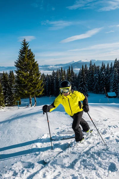 Esquiador Casco Caminando Sobre Nieve Cerca Abetos — Foto de Stock
