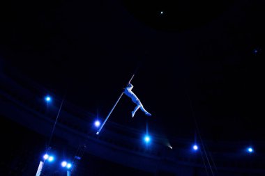 Sirk arenasında akrobatın düşük açılı görüntüsü 