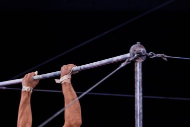 Sirkin yatay barlarında spor jimnastikçilerinin gösterileri.  