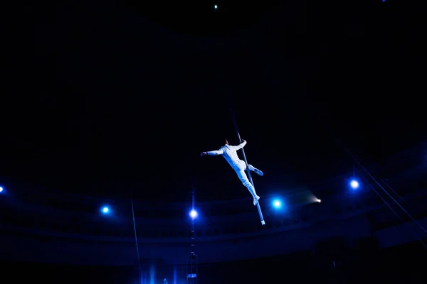 Vue Arrière Acrobate Produisant Dans Arène Cirque — Photo