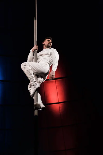 Nízkoúhlé Zobrazení Silného Akrobata Držícího Kovovou Tyč Při Vystupování Cirkuse — Stock fotografie
